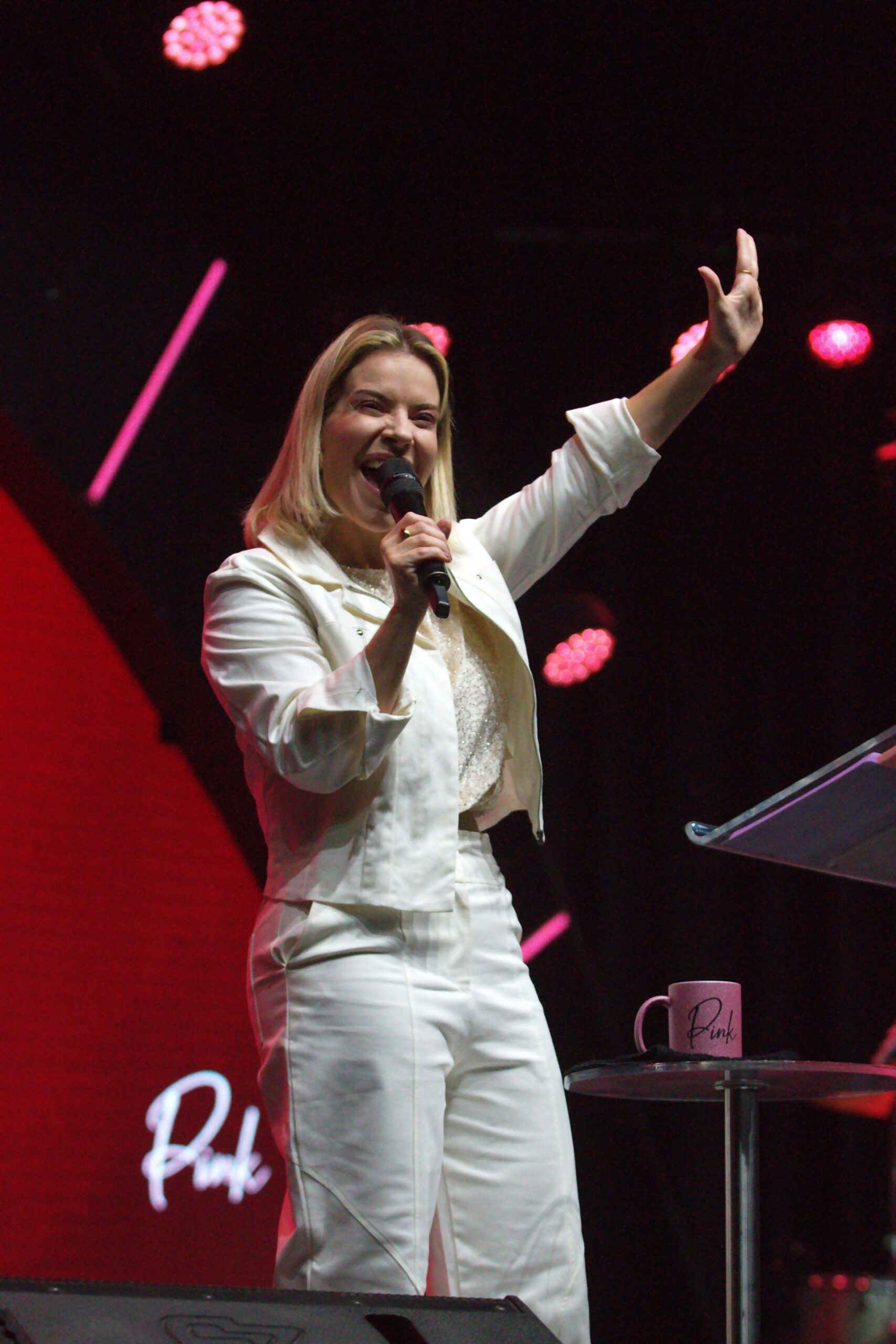 Novos Começos. Evangelho. Igreja. Fé. Cristo. Deus. Culto. Encontro. Presença. Espírito Santo. Transformação. Niterói. Pastora Mariana Valadão.