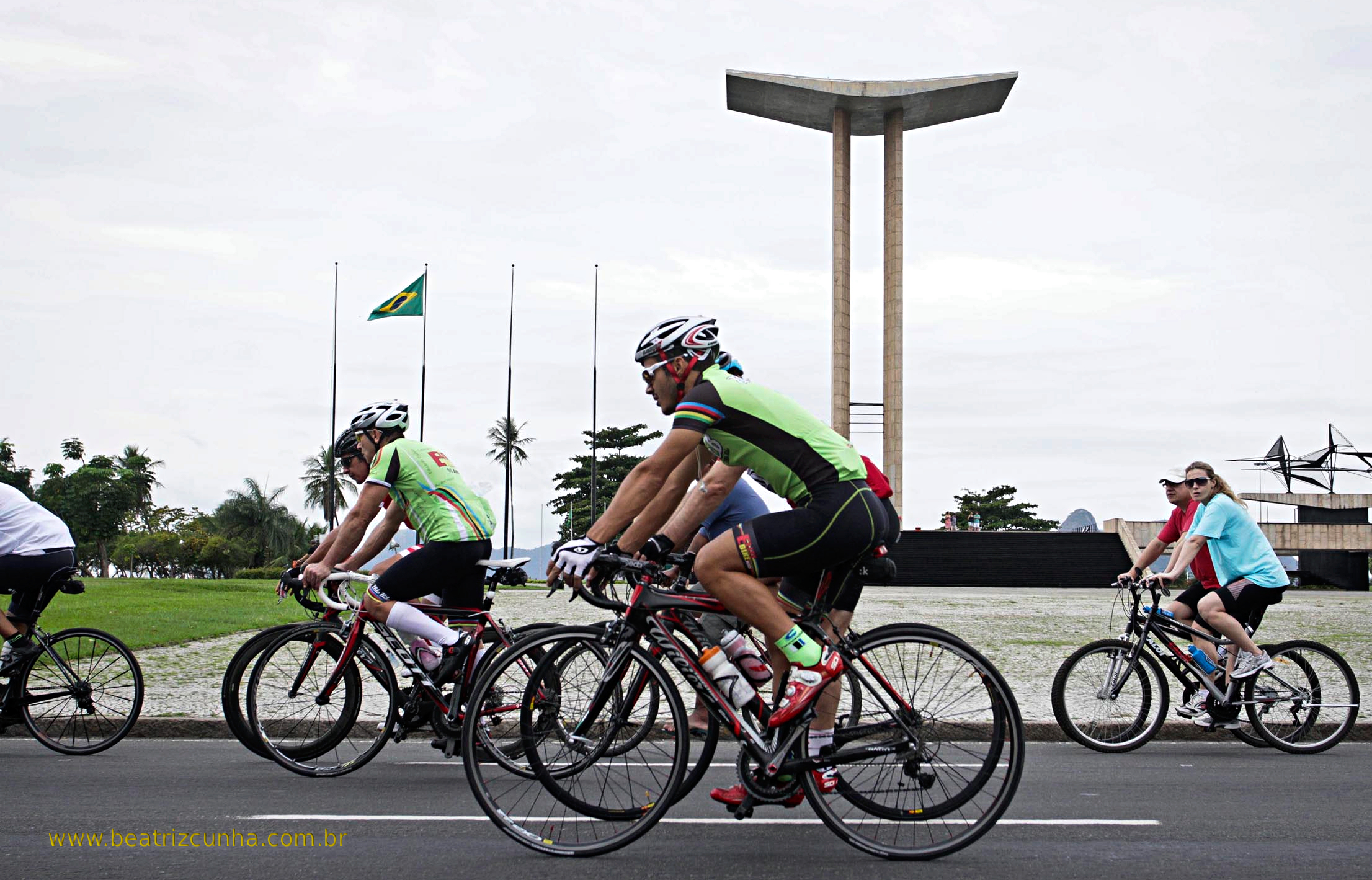 Ciclismo. Esporte. Orla. Aterro do Flamengo. Rio de Janeiro. Pão de Açúcar. Bicicleta.