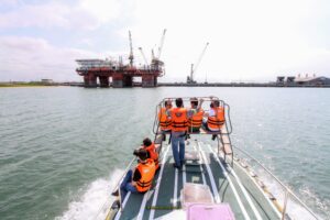 Fotojornalismo. Rio de Janeiro. Porto do Açu. Região Norte Flumienense. São João da Barra. Plataforma de Petróleo. Embarcação.