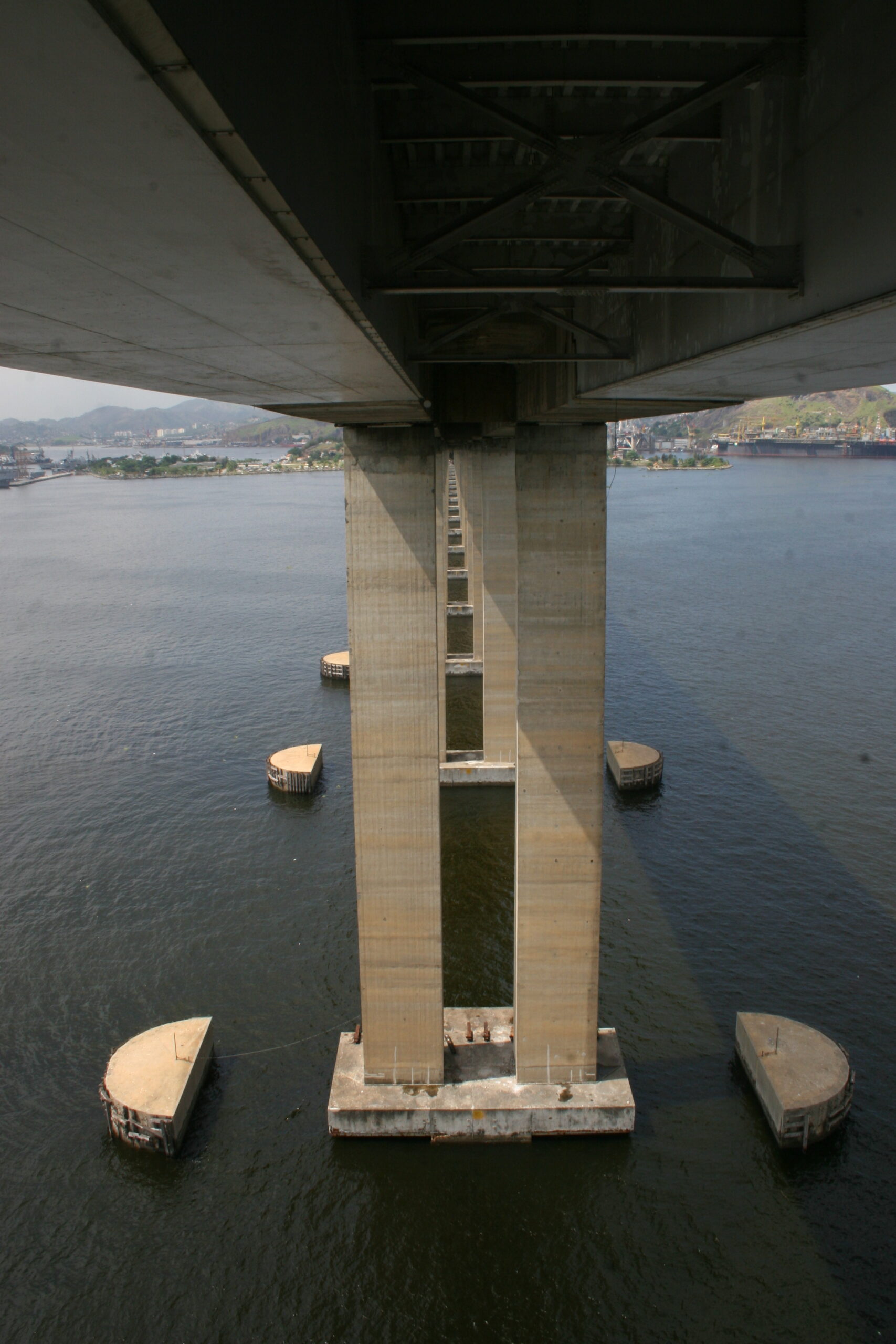 Fotojornalismo. Rio de Janeiro. Niterói. Ponte. Ponte Rio-Niterói. Rodovia. Estrada. Baía da Guanabara. Estrutura. Vão Central.