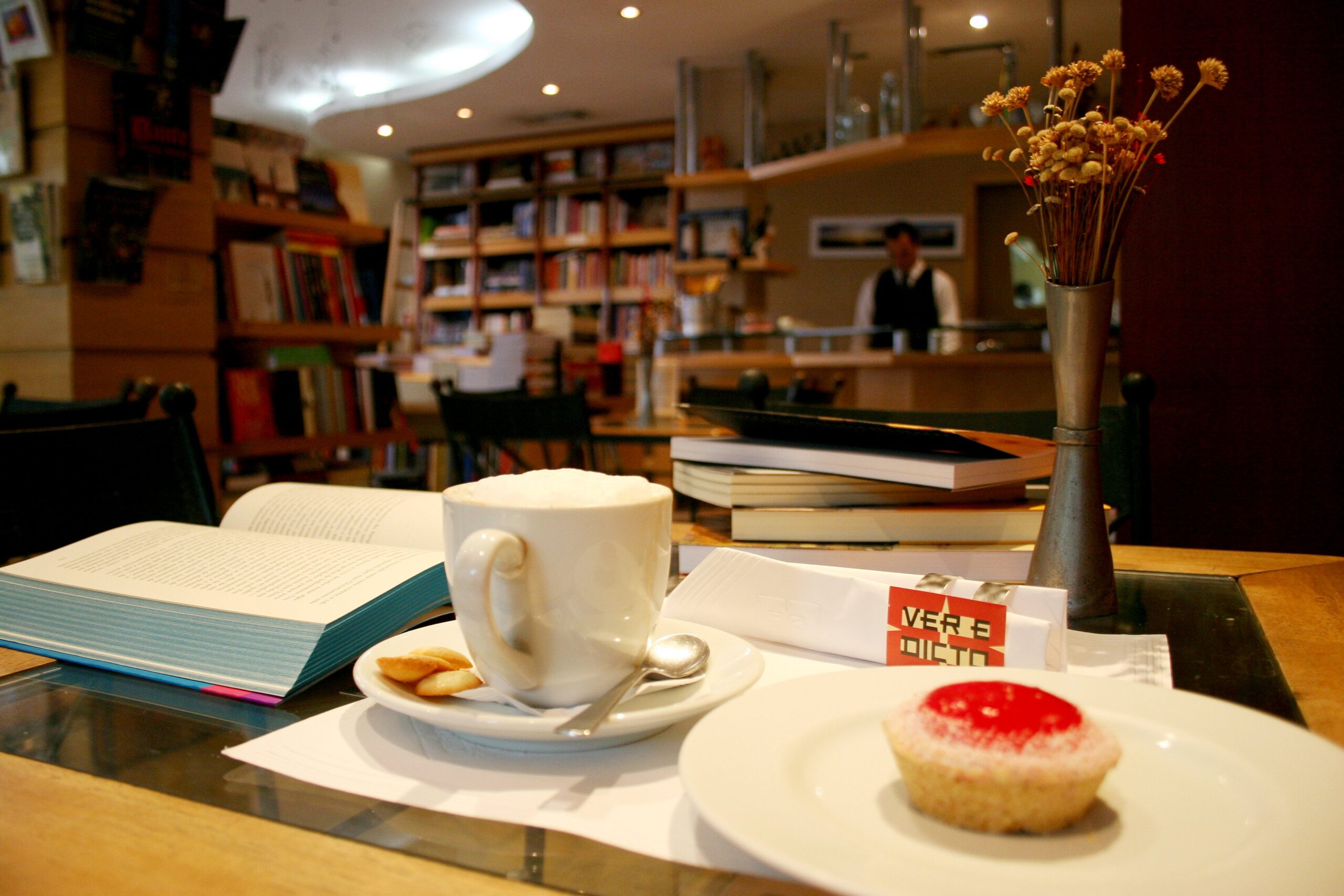 Gastronomia. Bebida. Café. Cafeteria. Livraria. Ver E dicto.