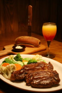 Gastronomia. Restaurante. Prato principal. Food. Comida. Chef. Chefe de Cozinha. Sabor. Outback. Carne. Pão Australiano. Suco. Salada.