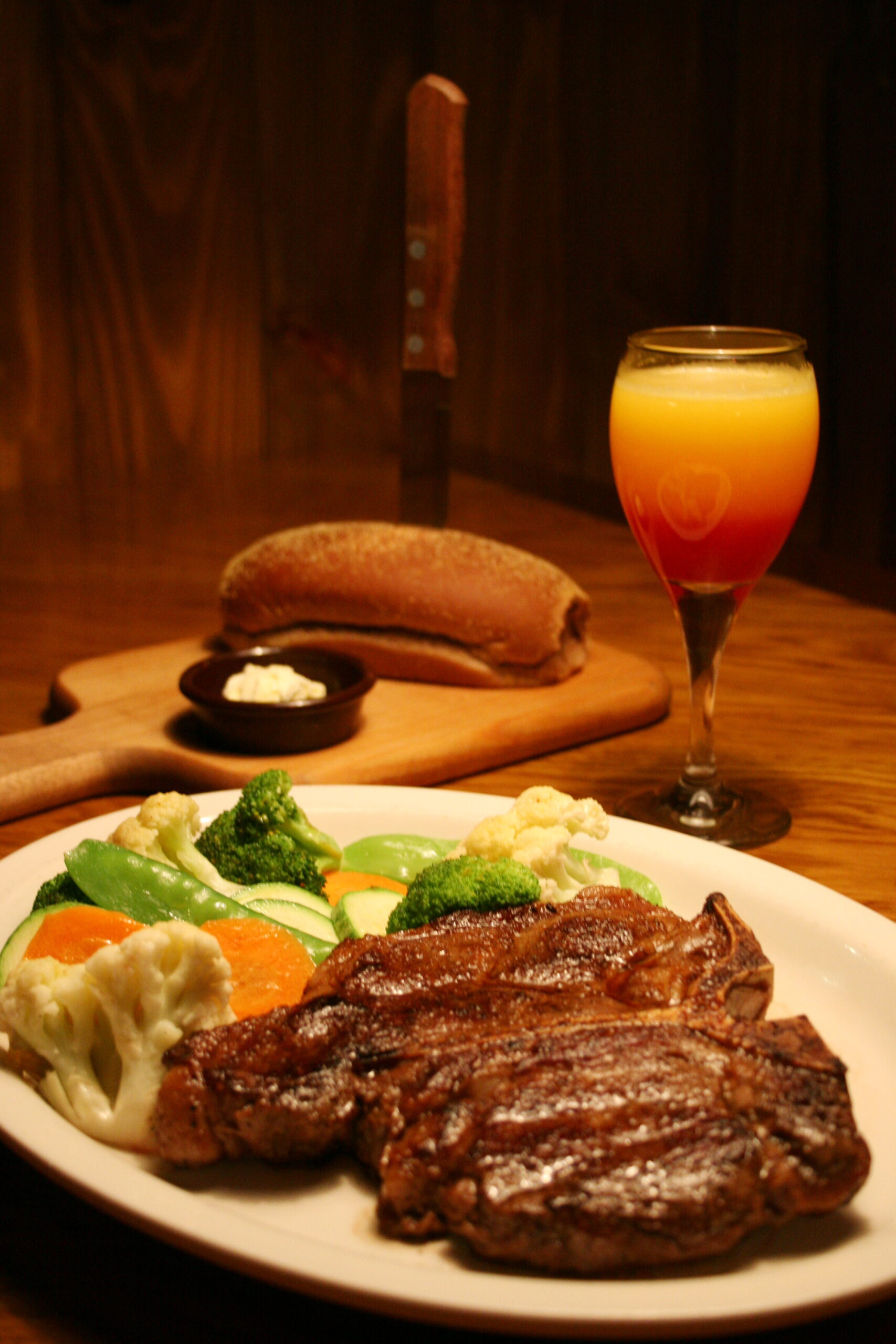 Gastronomia. Restaurante. Prato principal. Food. Comida. Chef. Chefe de Cozinha. Sabor. Outback. Carne. Pão Australiano. Suco. Salada.