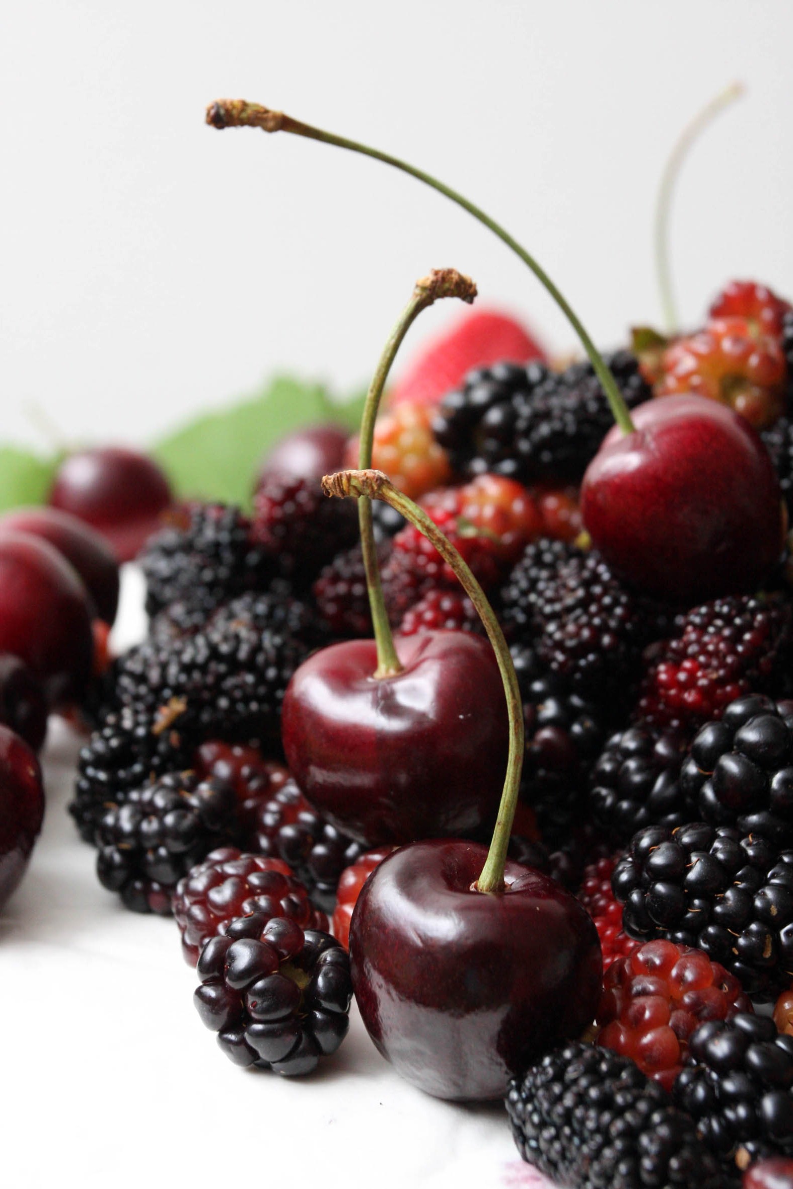 Gastronomia. Food. Sabor. Degustação. Fruta. Cereja. Amora.