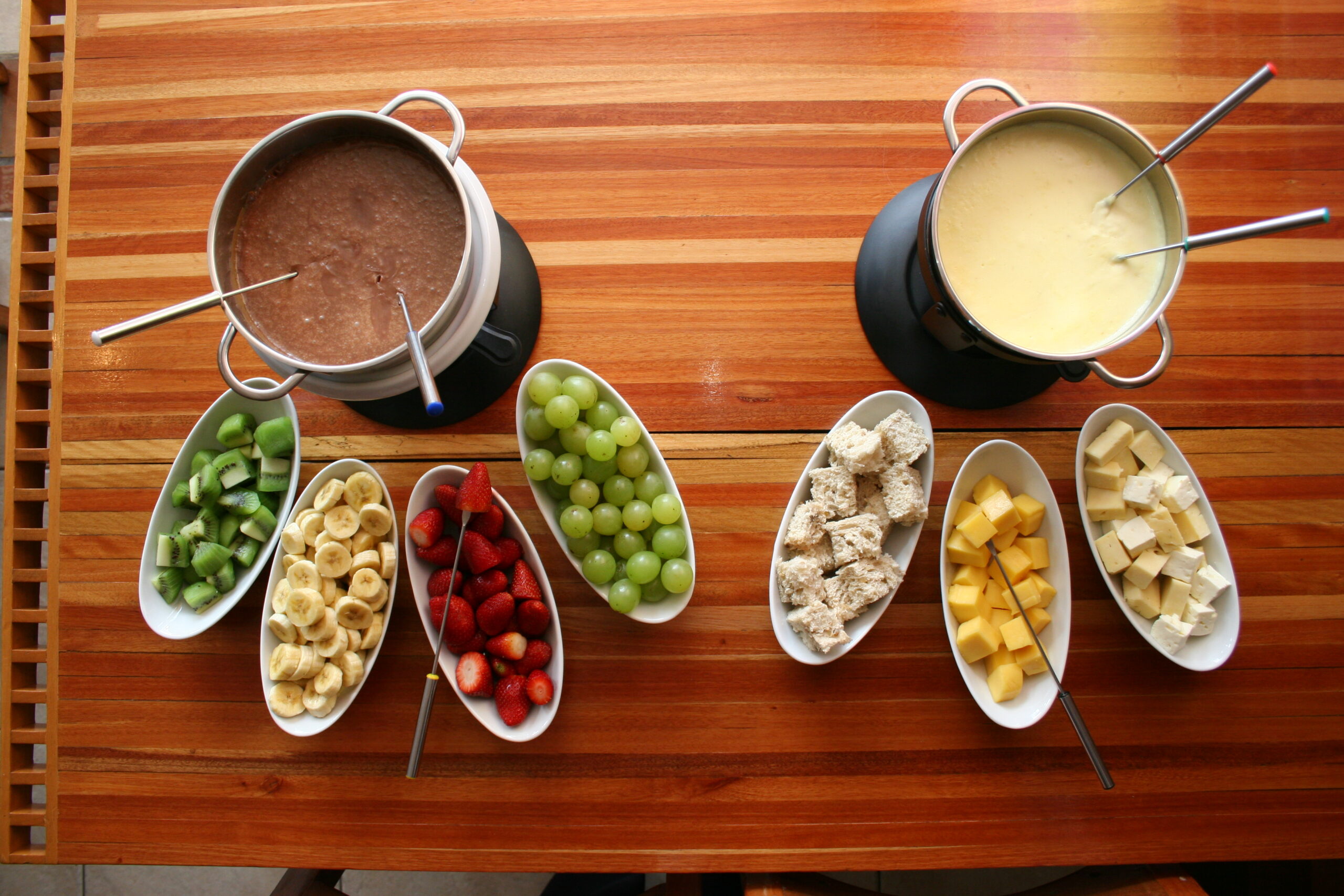 Gastronomia. Food. Sabor. Degustação. Restaurante. Fondue. Fondue de Chocolate ao Leite. Frutas. Banana. Uva. Manga. Morango.Kiwi. Fondue de Queijo. Queijos. Queijo branco. Queijo prato. Pão.