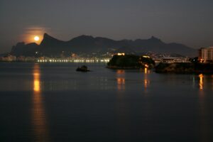 Paisagem. Rio de Janeiro. Ponto Turístico. Praia. Praia da Icaraí. Niterói. MAC. Museu de Arte Contemporânea. Oscar Niemeyer. Barcas. Amanhecer. Lua.
