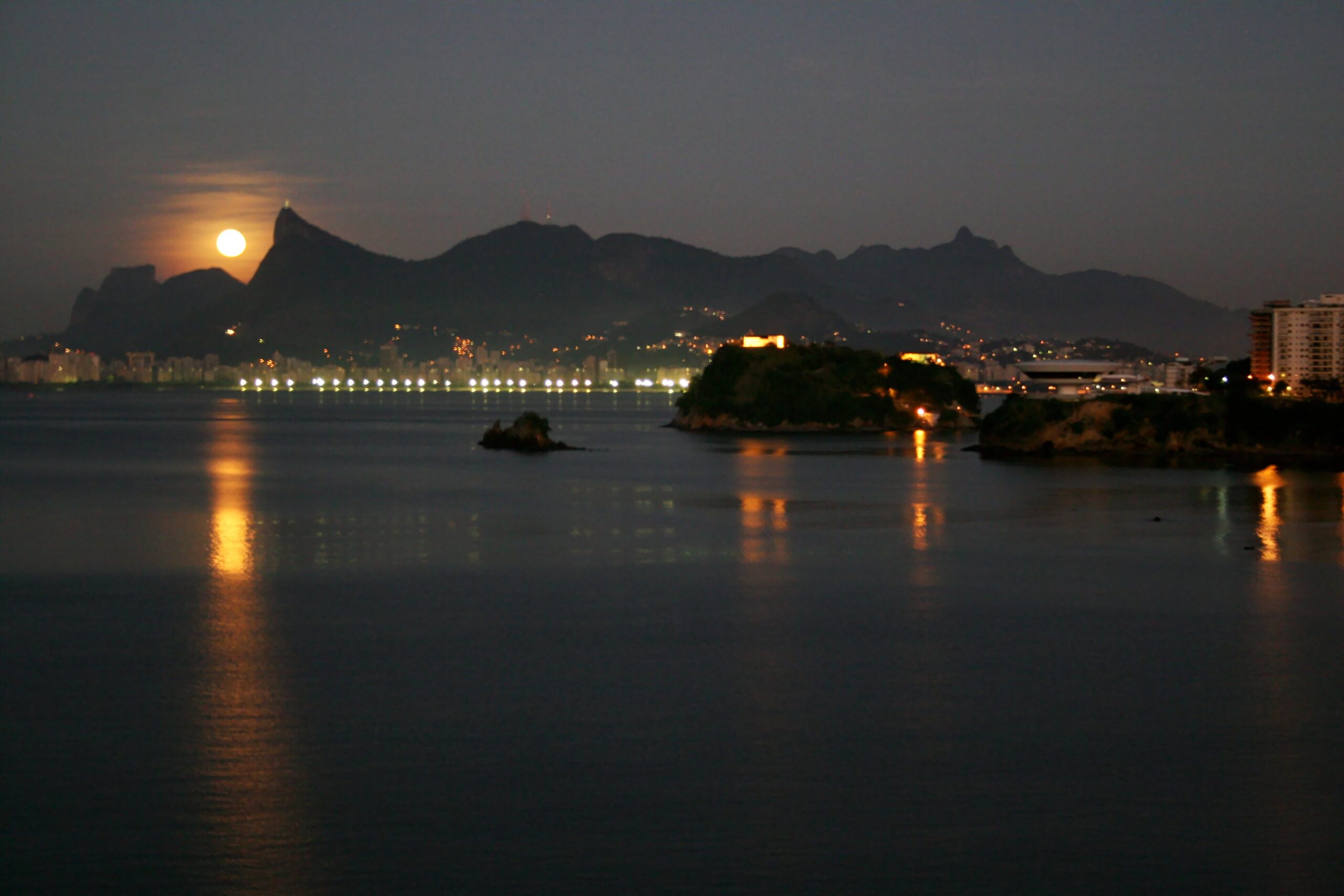 Paisagem. Rio de Janeiro. Ponto Turístico. Praia. Praia da Icaraí. Niterói. MAC. Museu de Arte Contemporânea. Oscar Niemeyer. Barcas. Amanhecer. Lua.