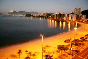 Paisagem. Rio de Janeiro. Ponto Turístico. Praia. Praia da Icaraí. Niterói. MAC. Museu de Arte Contemporânea. Oscar Niemeyer. Barcas. Amanhecer. Lua.