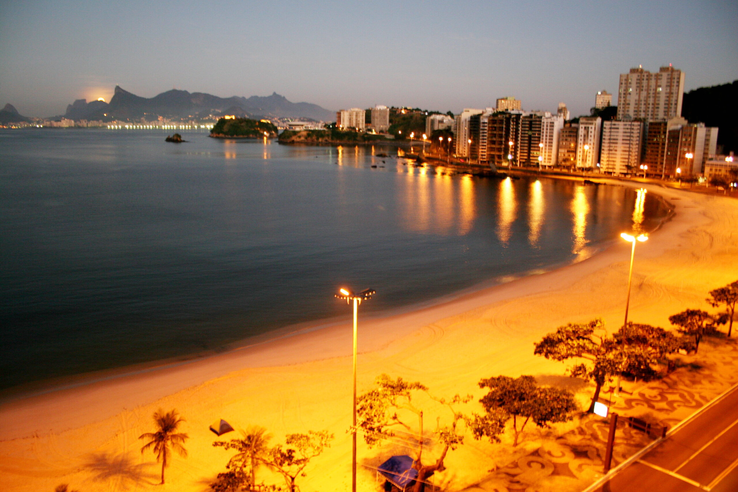 Paisagem. Rio de Janeiro. Ponto Turístico. Praia. Praia da Icaraí. Niterói. MAC. Museu de Arte Contemporânea. Oscar Niemeyer. Barcas. Amanhecer. Lua.