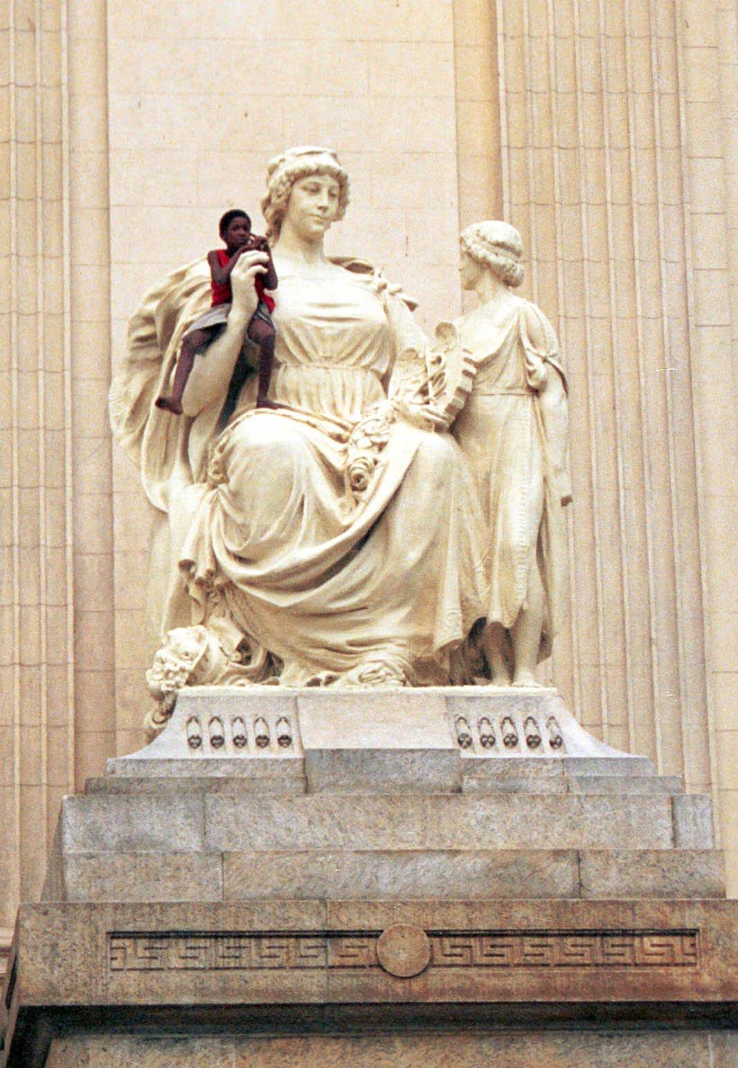 Fotojornalismo. Rio de Janeiro. Alerj. Estátua. Menino. Palácio Tiradentes. Centro do Rio.