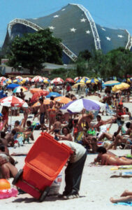 Fotojornalismo. Rio de Janeiro. Praia. Lixeira. Homem. Catador.