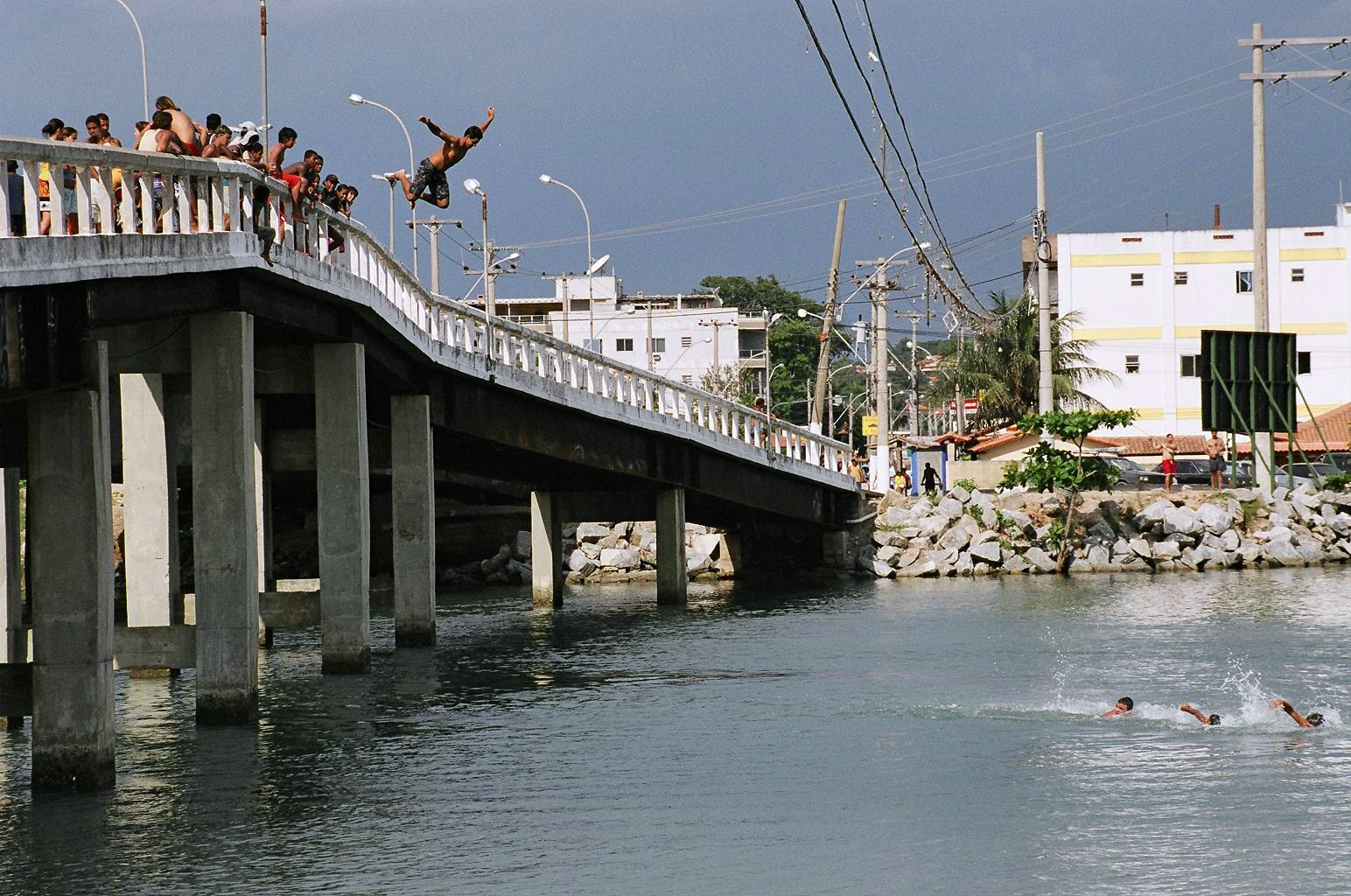 Fotojornalismo. Rio de Janeiro. Saquarema. Homem. Ponte.