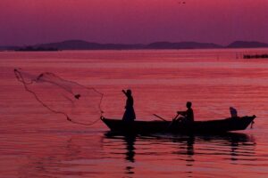 Paisagem. Ponto Turístico. Rio de Janeiro. São Gonçalo. Praia. Praia de Itaoca. Pescadores. Barco. Pôr do sol. Entardecer.