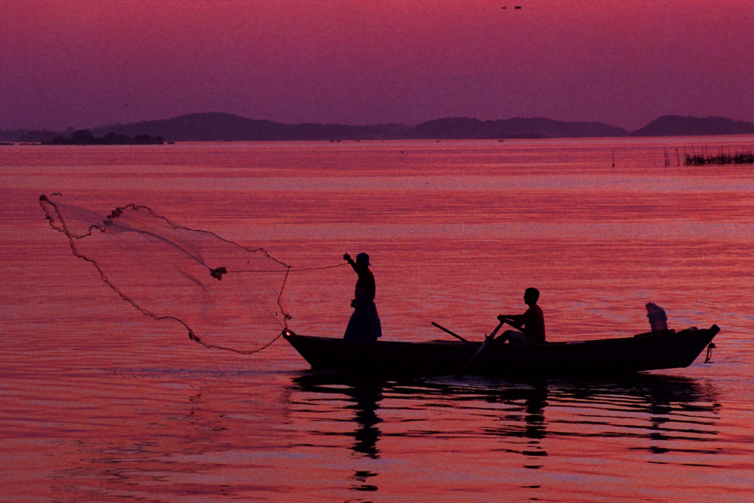 Paisagem. Ponto Turístico. Rio de Janeiro. São Gonçalo. Praia. Praia de Itaoca. Pescadores. Barco. Pôr do sol. Entardecer.