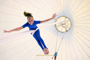 Circo. Trapézio. Esporte. Menina. Picadeiro. Lona de Circo.