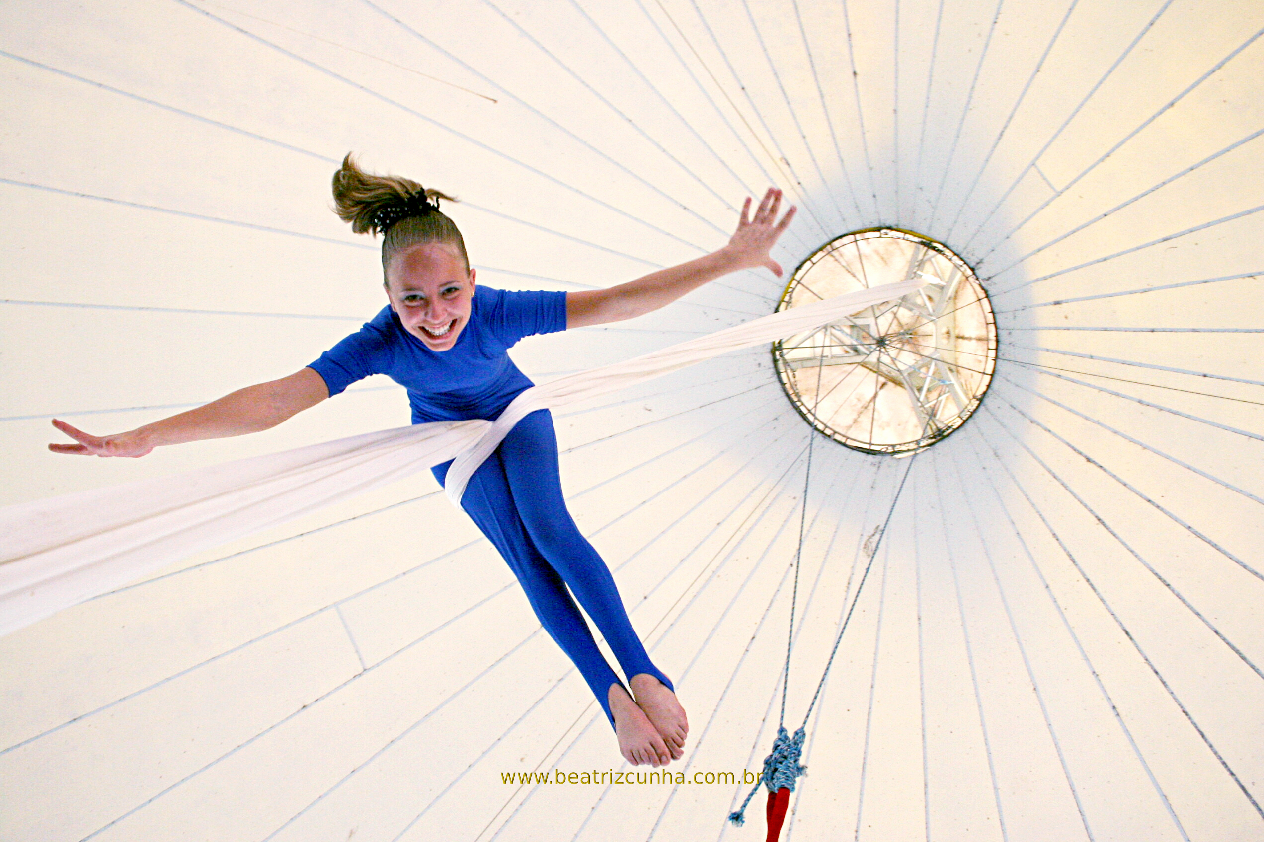 Circo. Trapézio. Esporte. Menina. Picadeiro. Lona de Circo.