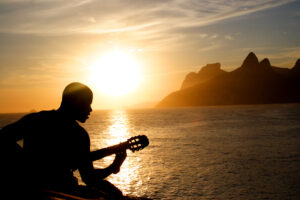 Paisagem. Ponto Turístico. Rio de Janeiro. Praia. Praia do Arpoador. Pedra do Arpoador. Arpoador. Arpex. Pôr do Sol. Entardecer. Homem. Violão. Serenata.
