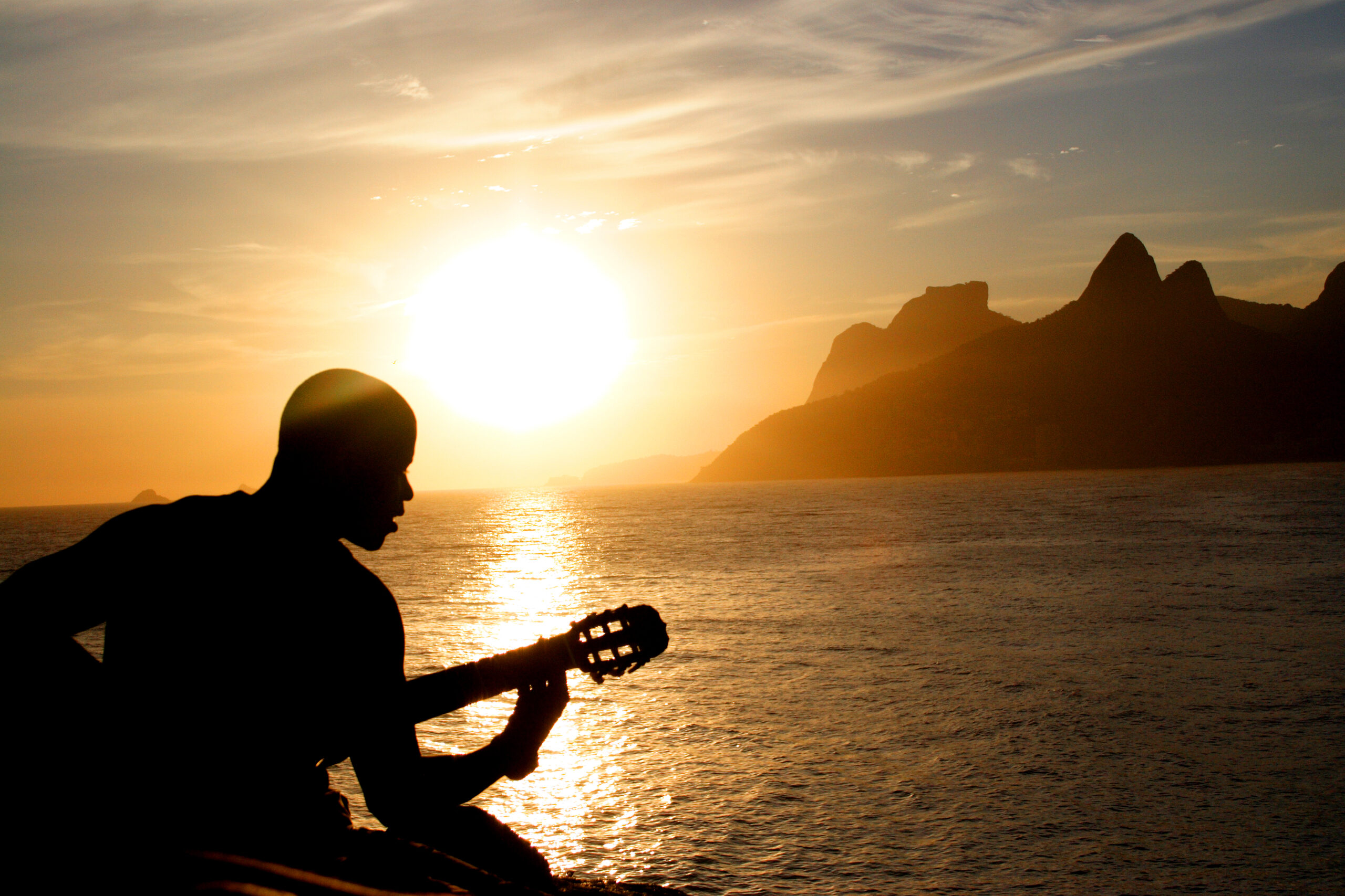 Paisagem. Ponto Turístico. Rio de Janeiro. Praia. Praia do Arpoador. Pedra do Arpoador. Arpoador. Arpex. Pôr do Sol. Entardecer. Homem. Violão. Serenata.